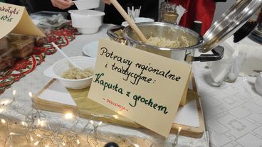 „Z tradycją i ze smakiem” w Ostrówku. Stoiska odwiedziły dziesiątki mieszkańców regionu